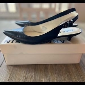 Anne Klein kitten heels size 9 1/2 in good to very good used condition